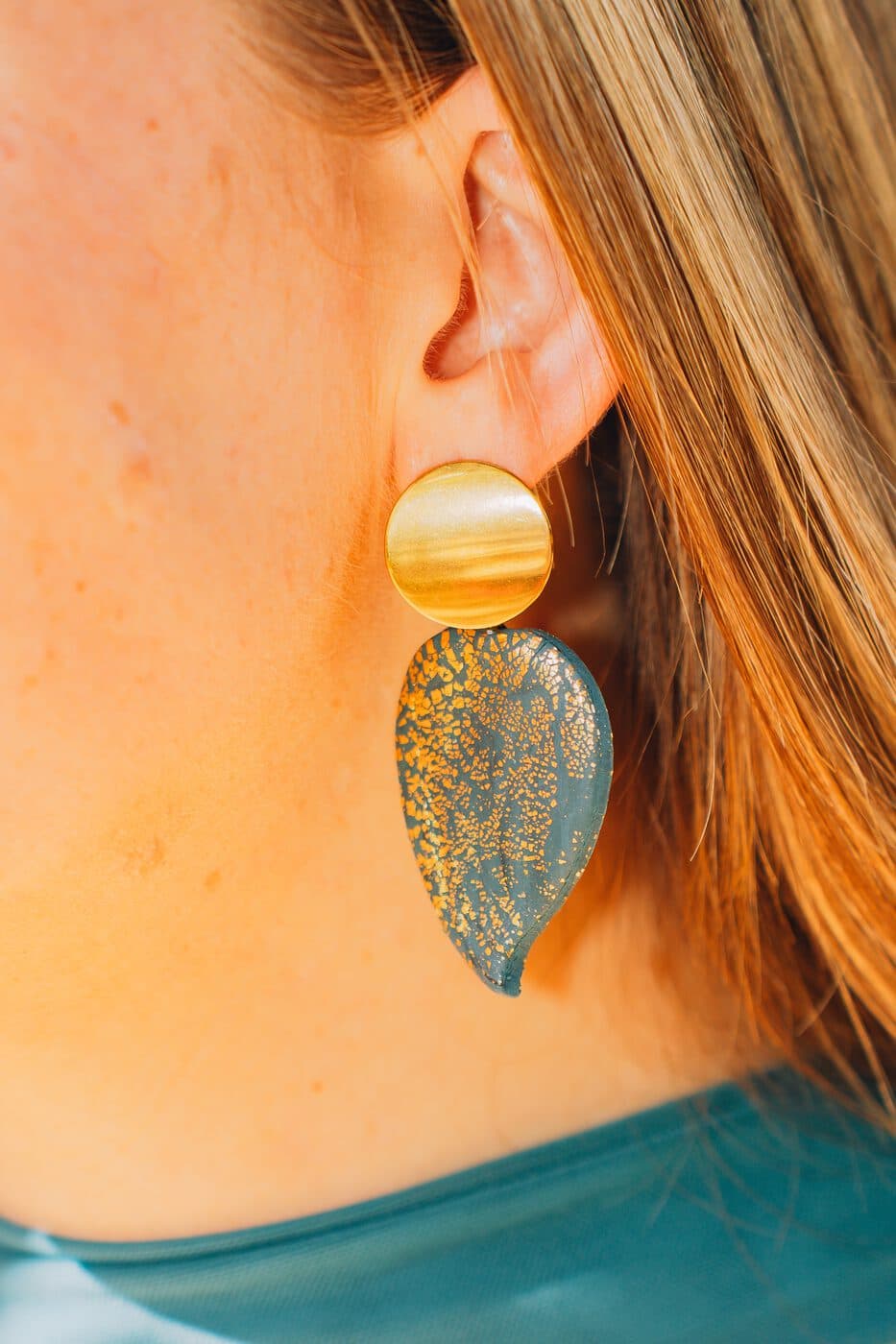 Pendientes Jade y Dorado, pendientes artesanales con flores preservadas en resina