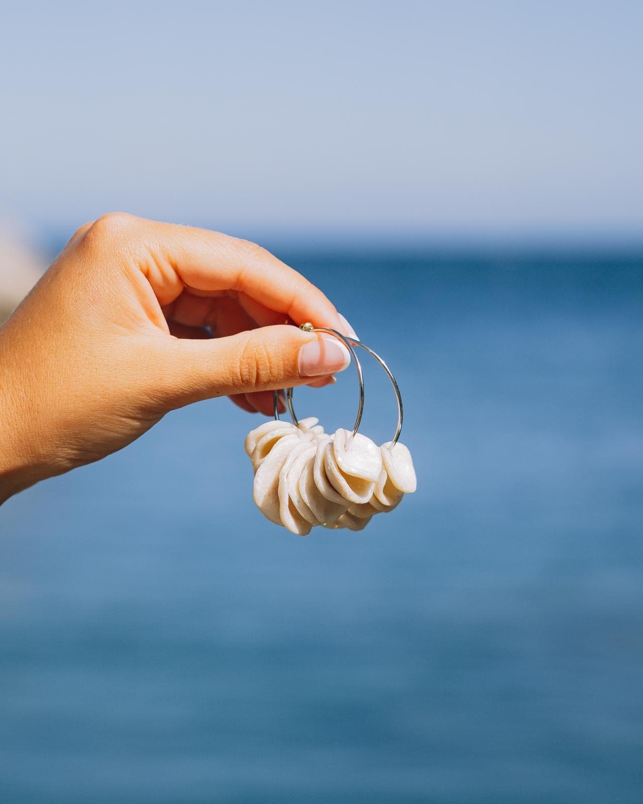 Pétalos del Mar, pendientes artesanales con flores preservadas en resina