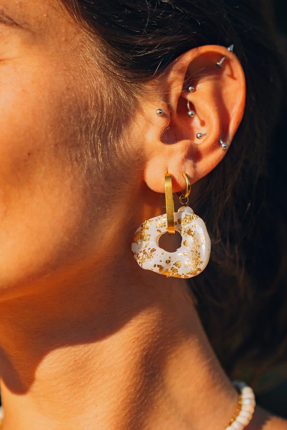 Pendientes de aro con flores secas en resina