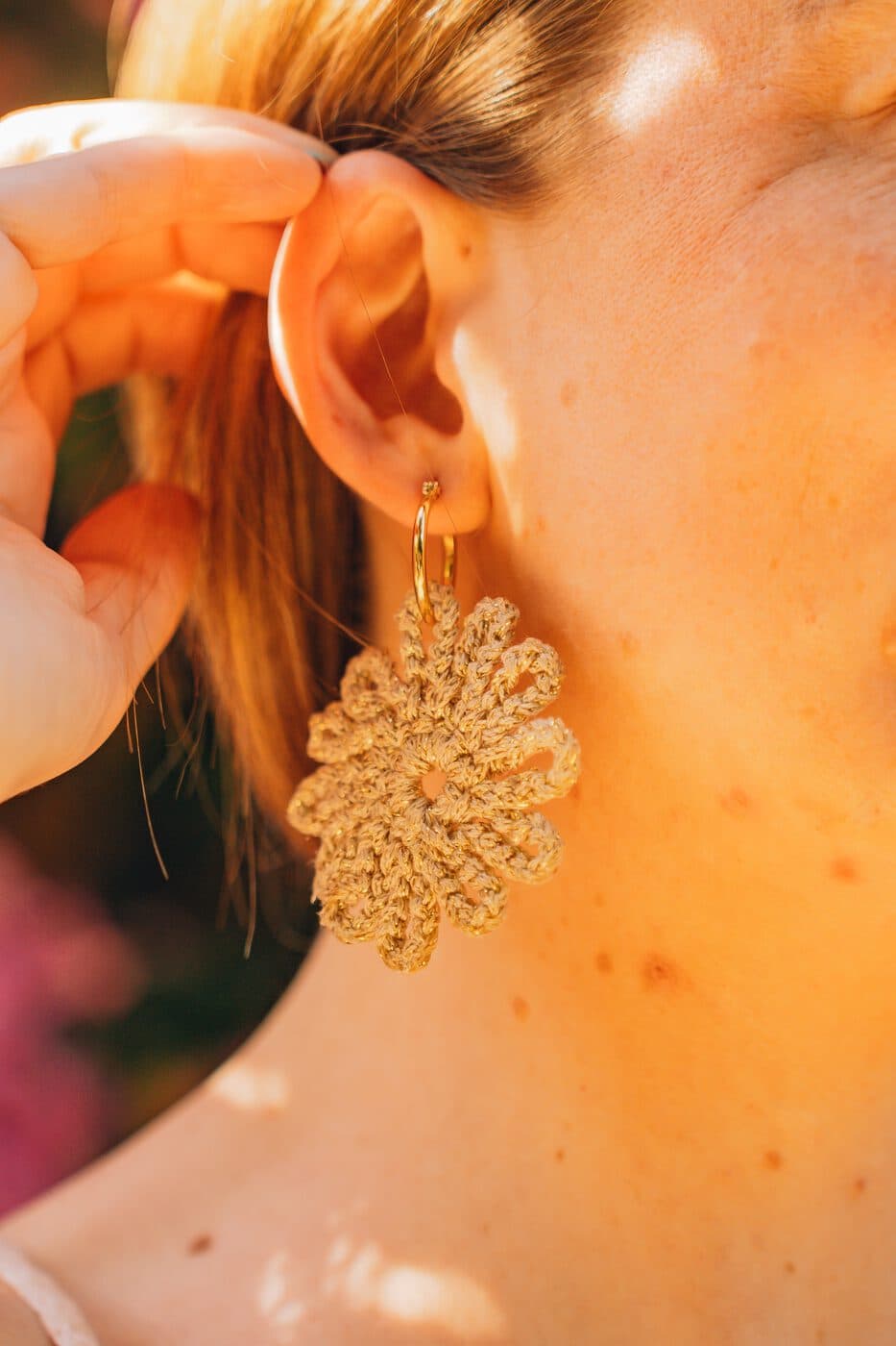 Pendientes Crochet Arena, pendientes artesanales con flores preservadas en resina