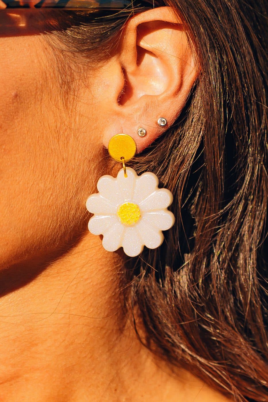 Pendientes Margarita, pendientes artesanales con flores preservadas en resina