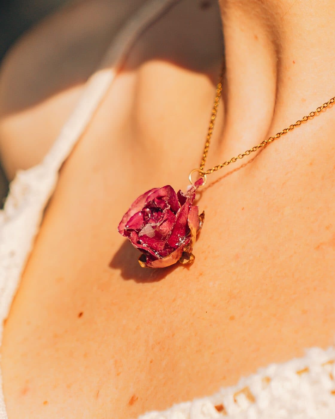 Colgante con una rosa preservada